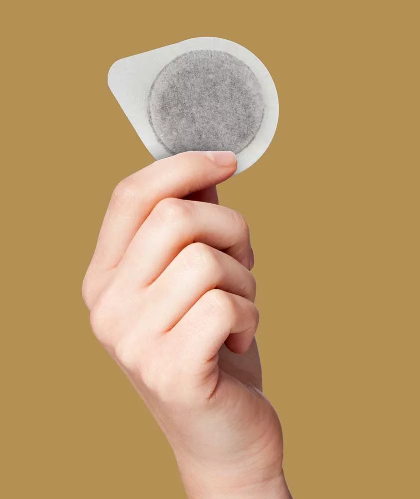 Ruka koja drži espresso pad